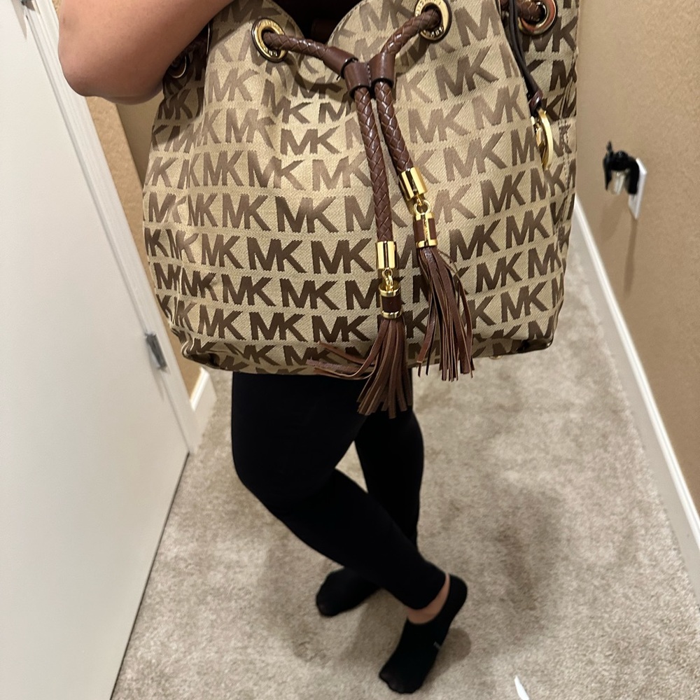 Michael Kors bucket bag - Picture 5 of 6